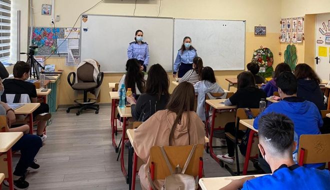 Polițiștii, în fața elevilor, în lupta cu bullying-ul: „Cereți ajutorul când sunteți jigniți!”