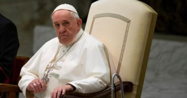 Probleme de sănătate pentru Papa Francisc! Acesta a desfăşurat audienţa de luni aşezat pe scaun
