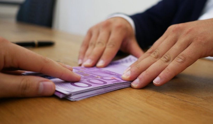 Directoare de școală din Ialomița, acuzată că a furat banii de burse ai elevilor - bani-1634578819.jpg