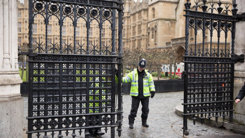 Arestat după ce a pătruns ilegal în Parlamentul britanic - barbatarestat-1638454168.jpg