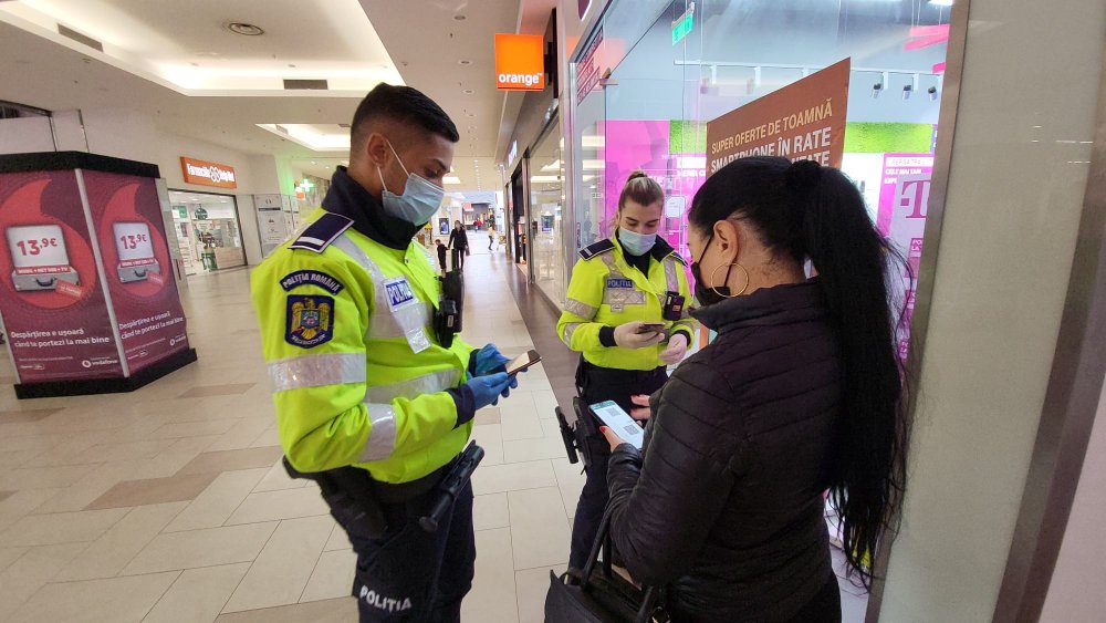 Controale în mall-uri. Poliţiştii verifică certificatele verzi - controaleinmall-1635247308.jpg