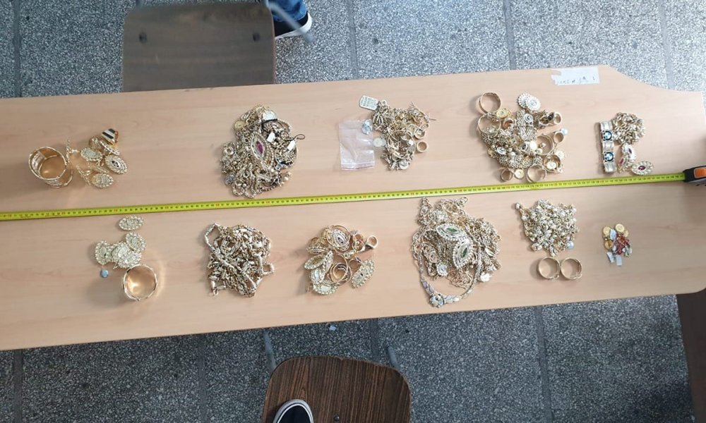 Peste 1.500 grame de bijuterii, fără documente, descoperite de poliţiştii de frontieră constănţeni - f3be649be1bc4a519991ea36888a0137-1632557969.jpg