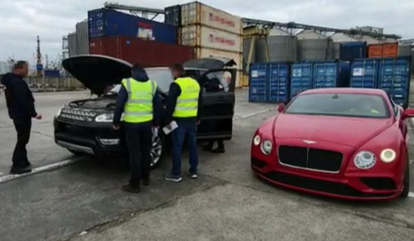 Un român şi-a cumpărat din Dubai un Bentley şi un Range Rover, dar a rămas fără ele în Portul Constanţa - rover-1637951515.jpg